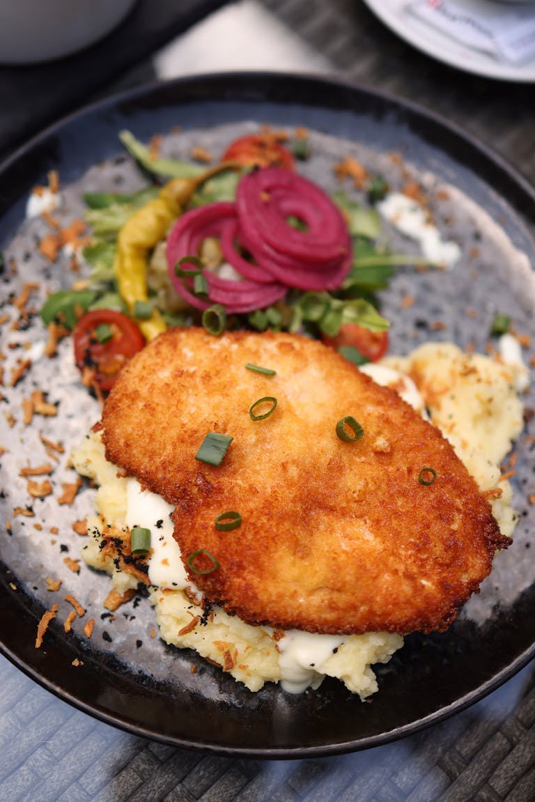 Ile kalorii ma kotlet schabowy w panierce?