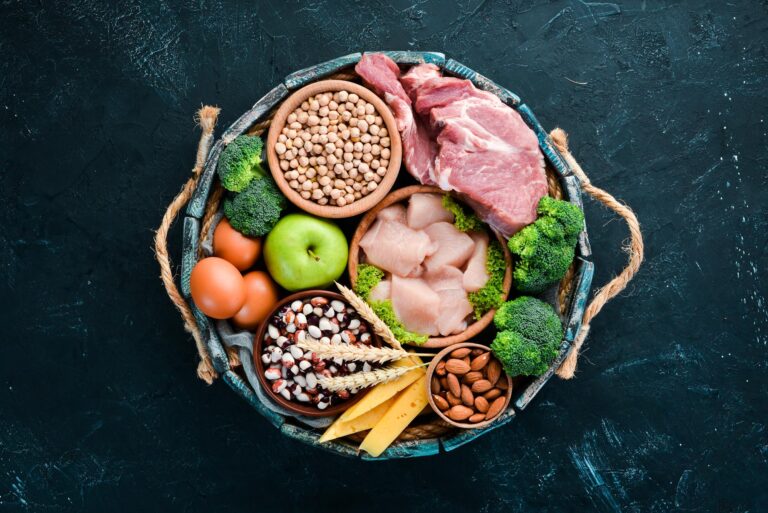 Przepisy wysokobiałkowe na każdy posiłek dla aktywnych i wegetarian