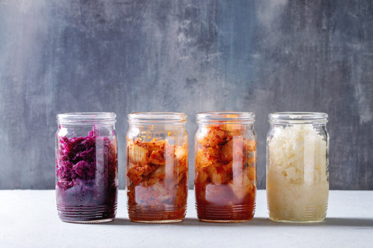 Kefir, kimchi, kombucha – odkryj zdrowotne korzyści i jak je wprowadzić do diety